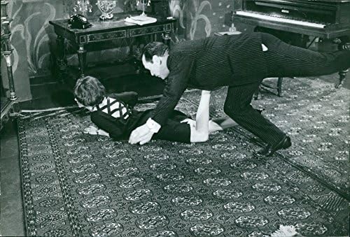 Vintage fotó Eddie Constantine fallling - nő fekszik a földön.