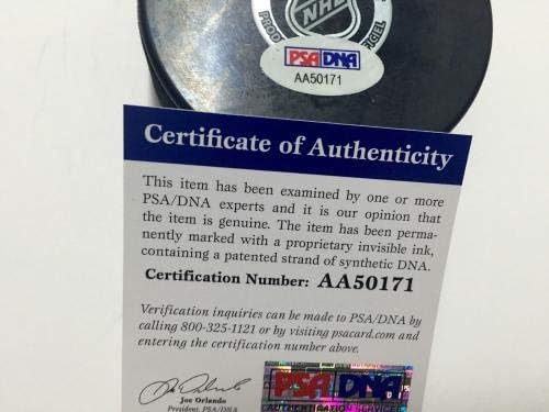 Johnny Gaudreau Aláírt Calgary Flames Korong PSA/DNS-Coa - Dedikált NHL Korong