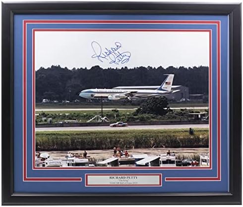 Richard Petty írt Alá Keretes 16x20 Nascar Vs Jet Fotó SZÖVETSÉG - Dedikált NASCAR Fotók