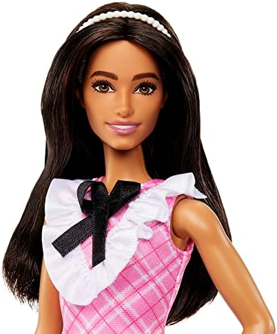 Barbie Divat Baba 209, Fekete Hajú Rajta egy Rózsaszín Kockás Ruha, Gyöngyházfényű Fejpánt Pántos Magassarkú